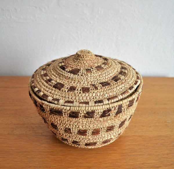 Woven sewing box / jewelry box decorated with natural leather