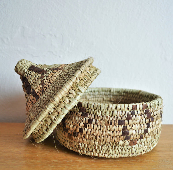 Woven basket lidded, Decorative leather and straw basket