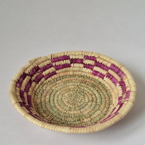 Round serving platter natural straw, Purple woven basket checker pattern