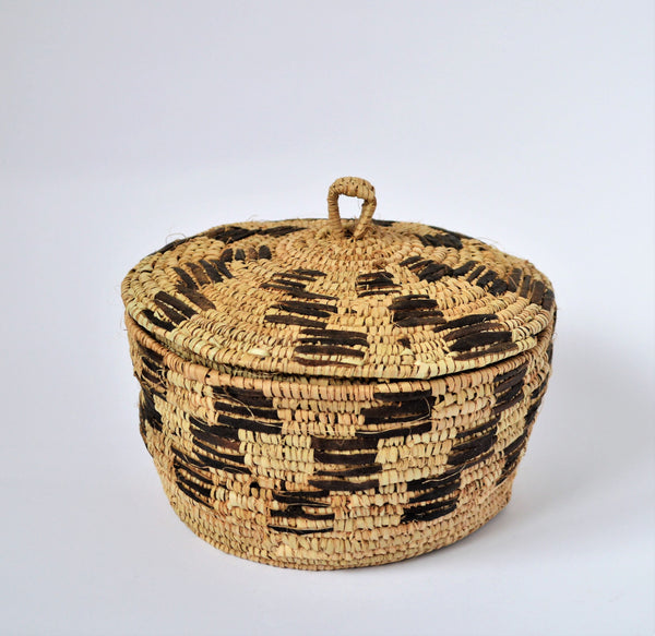 Woven basket lidded, Decorative leather and straw basket