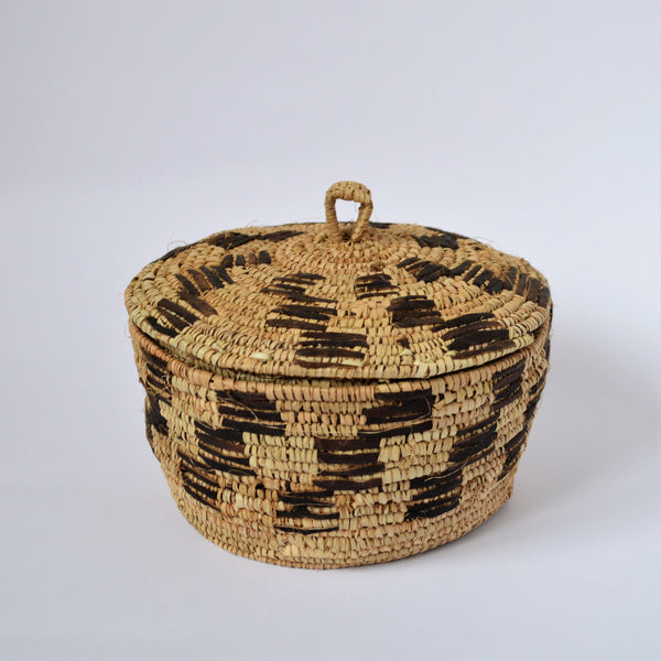 Woven basket lidded, Decorative leather and straw basket