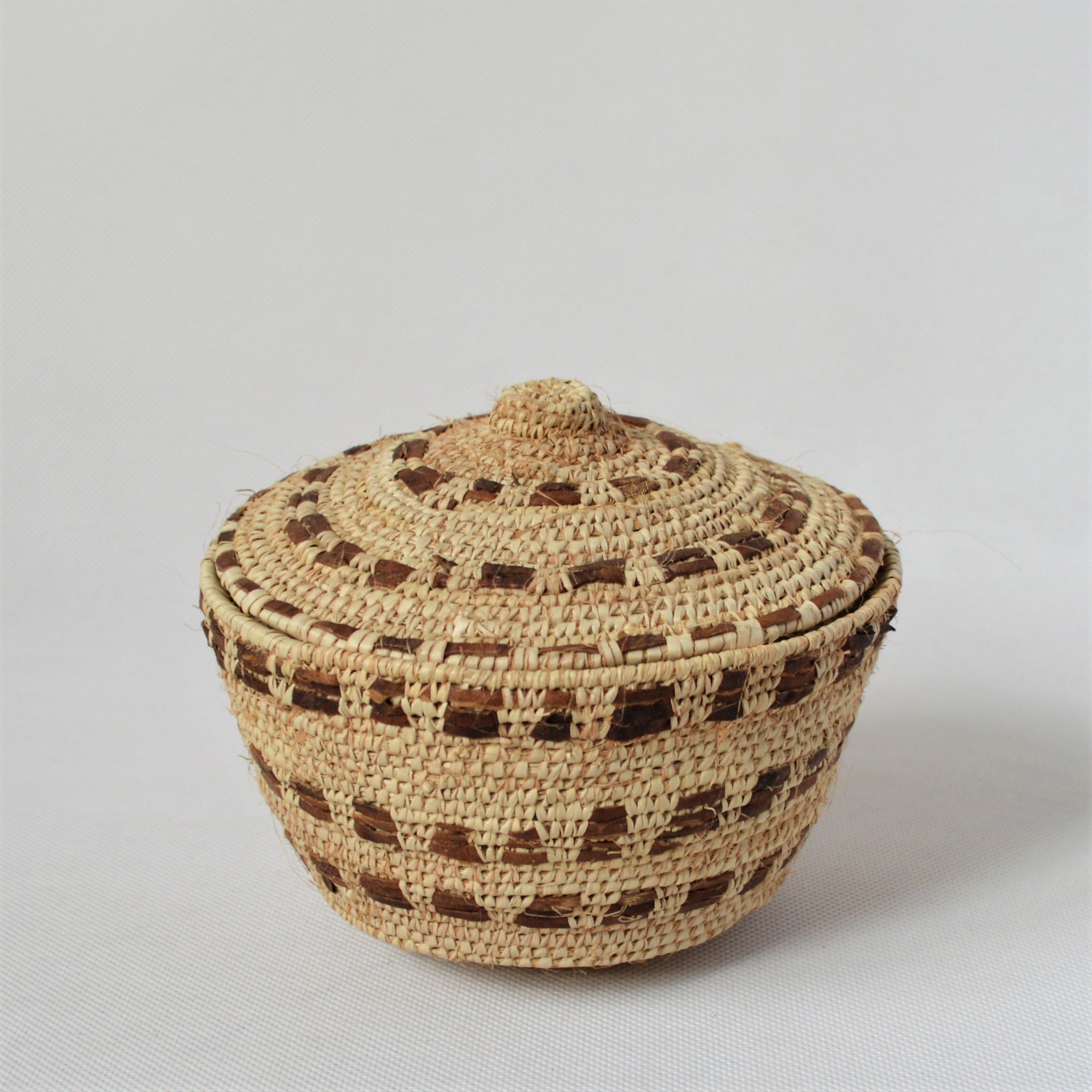 Woven sewing box / jewelry box decorated with natural leather