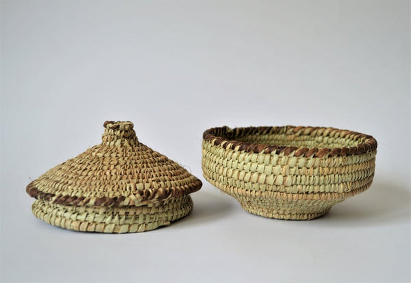 Round basket with lid with leather decoration