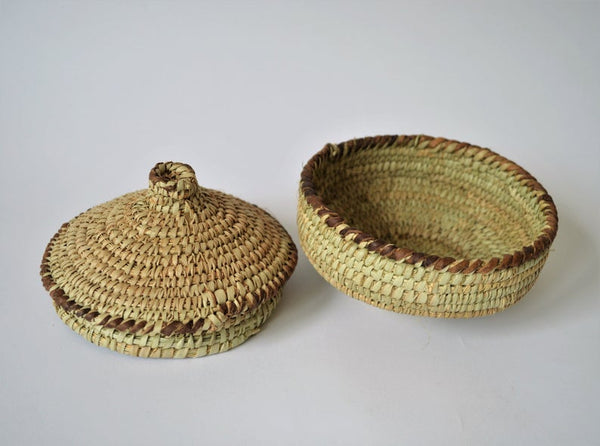 Round basket with lid with leather decoration