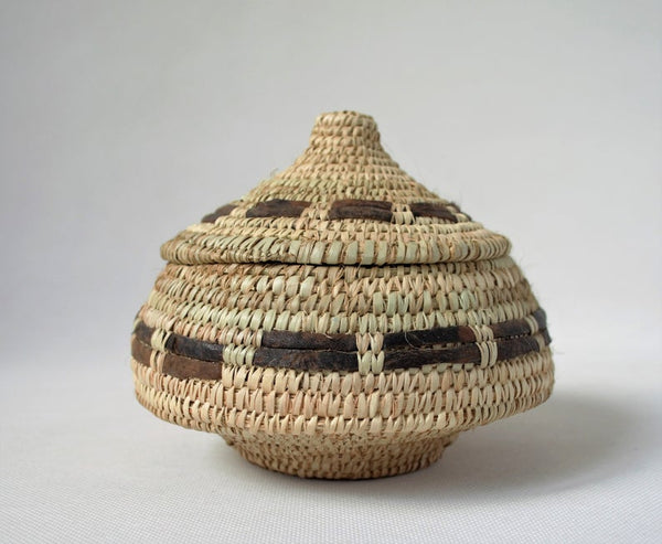 Round wicker box, Trinket box