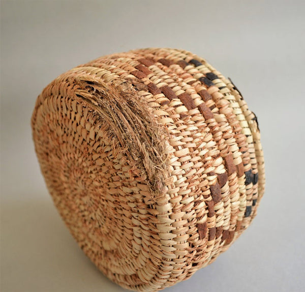 Rustic style Round basket with lid with leather decoration